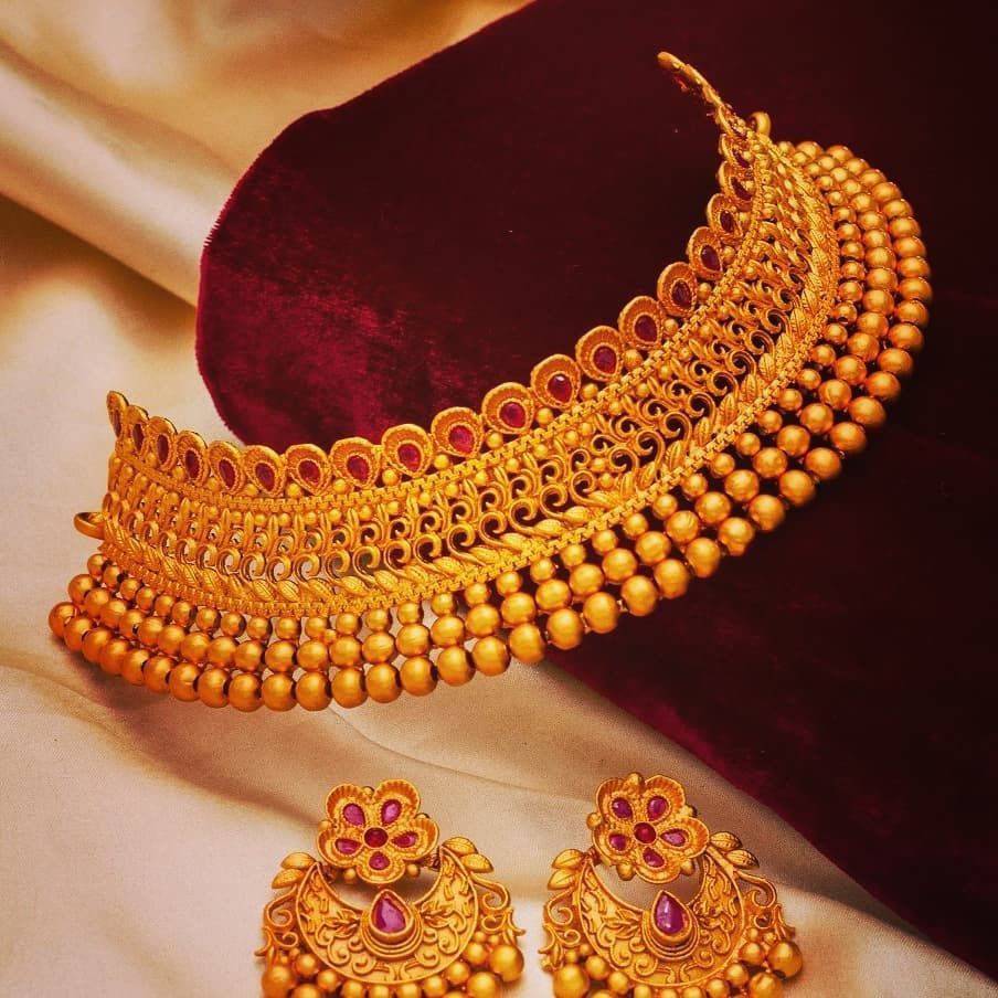 Traditional gold necklace set